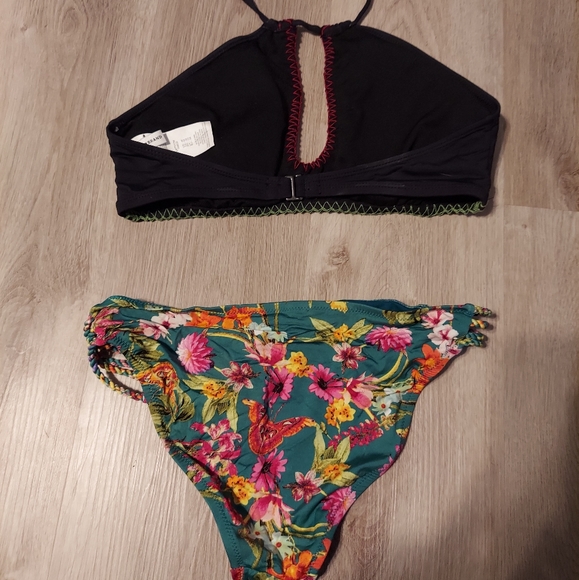 Bikini - Picture 2 of 4